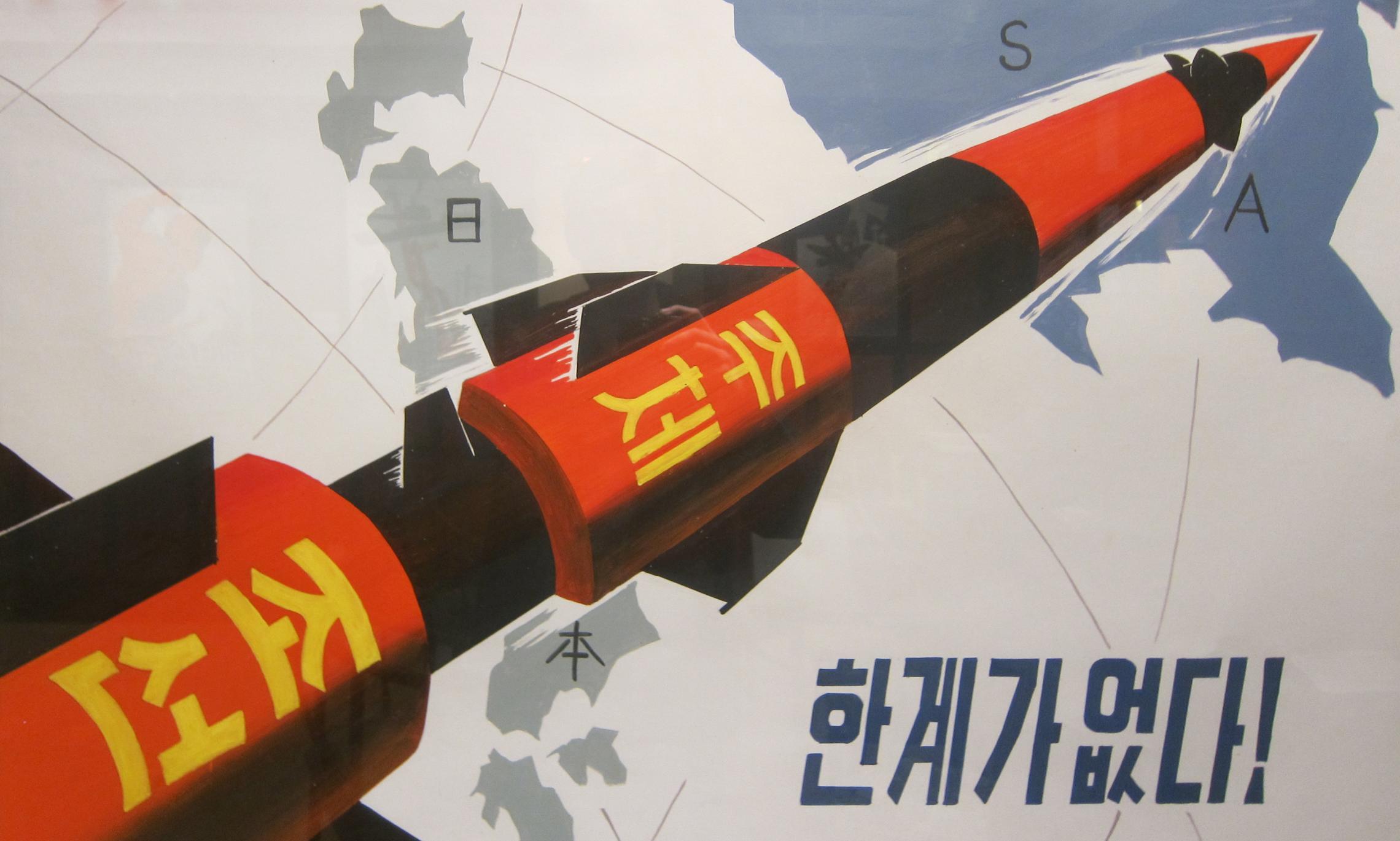 Пропагандистский постер: ракета, северокорейская направленная в сторону Японии и США. Фото Tormod Sandtorv (CC BY-SA 2.0)