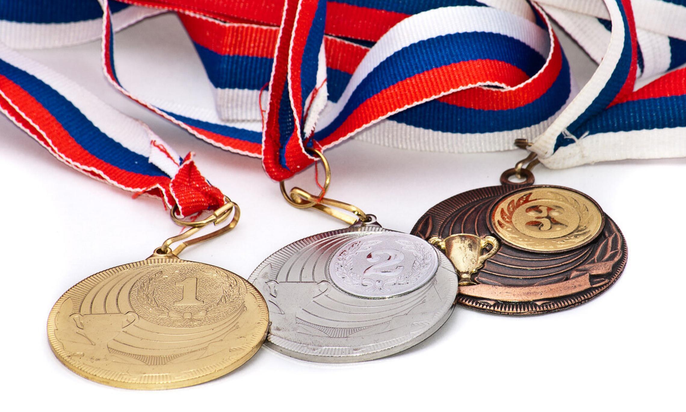 Sports medals. Медали спортивные. Медаль спорт. Спортсмен с медалью. Награждение медалью.