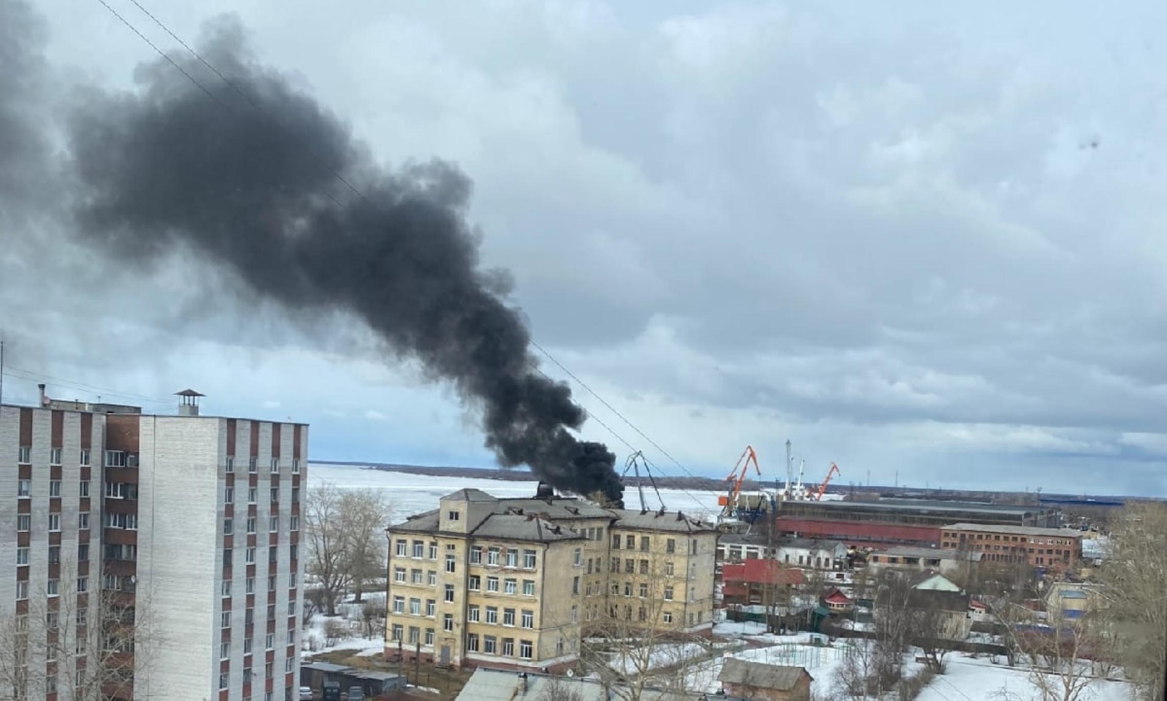 Пожар на двинской улице. МЧС Архангельск Соломбала. Архангельск пожар. Пожар в Архангельске в Соломбале 17.10.22. Пожар на судоверфи.