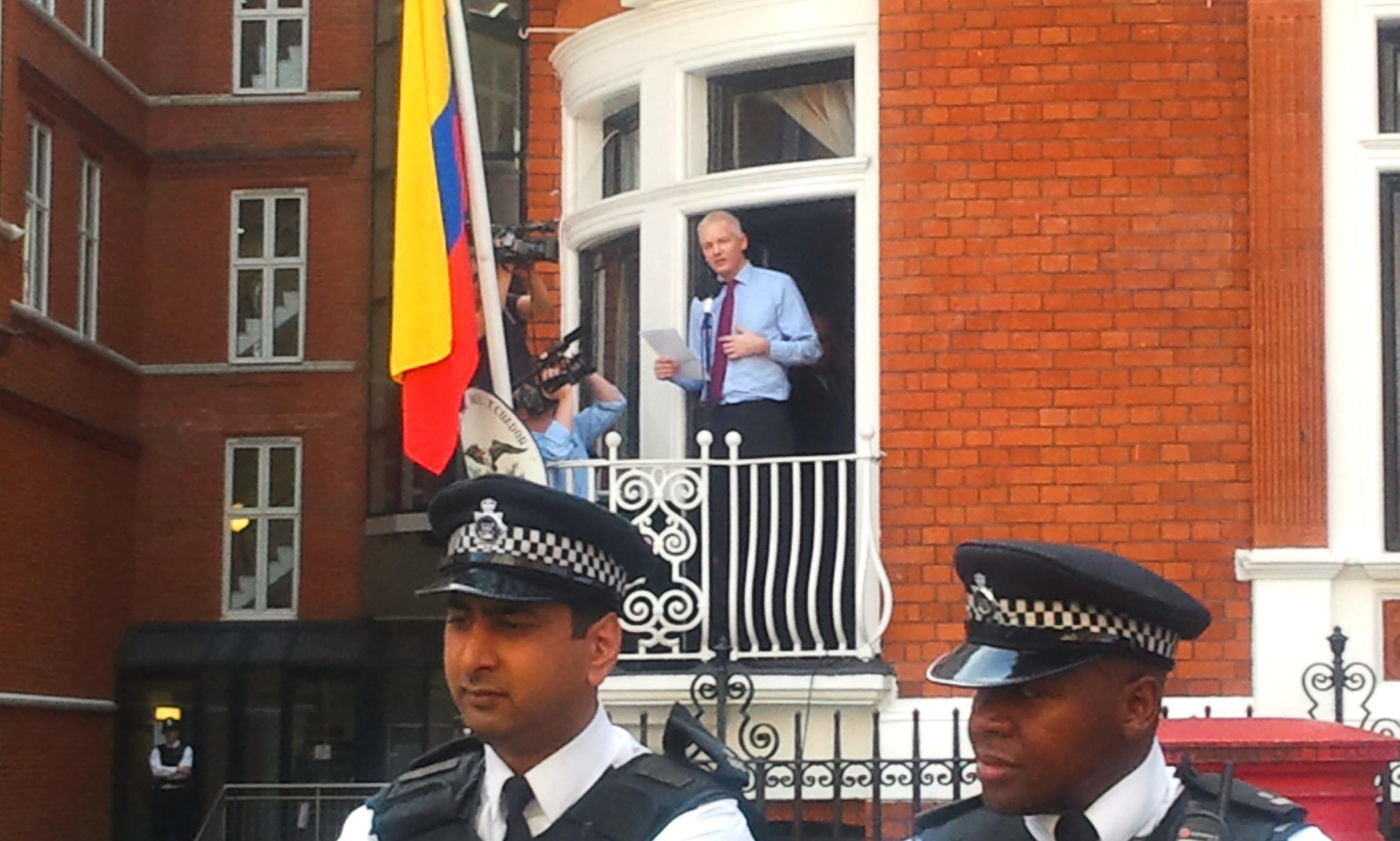 Ассандж выступает с балкона эквадорского посольства, лондонская полиция ждёт его появления на земле короны для ареста. Фото wl dreamer (CC BY-SA 3.0).